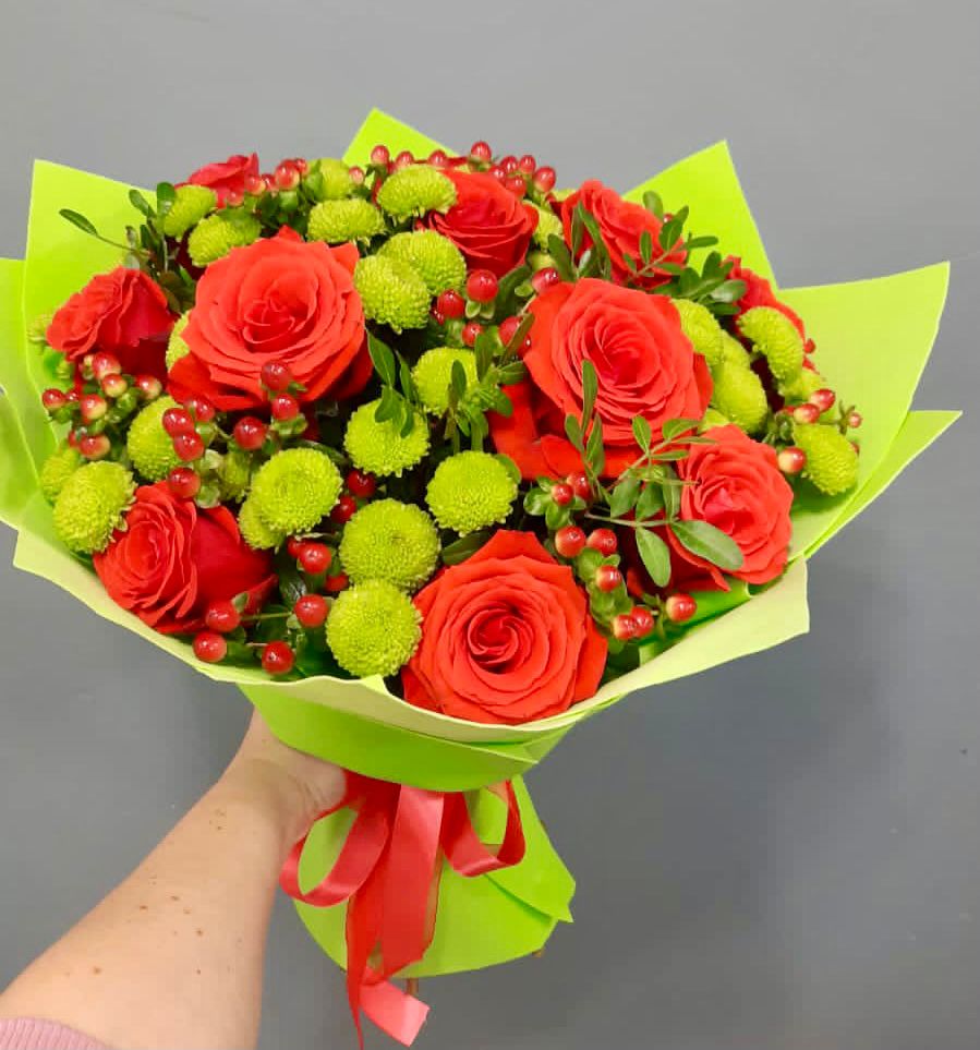 Букет цветов из: Хризантемы и Розы в Радуге