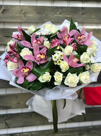Букет цветов из: Розы и Хризантемы в Радуге