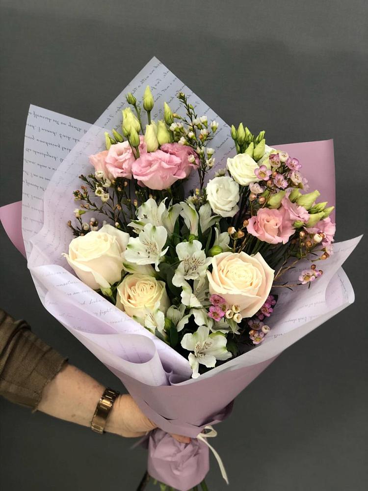 Букет цветов из: Альстромерии, Розы и Лизиантусы в Радуге