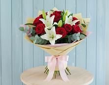 Букет цветов из:  Лилии и Розы в Радуге