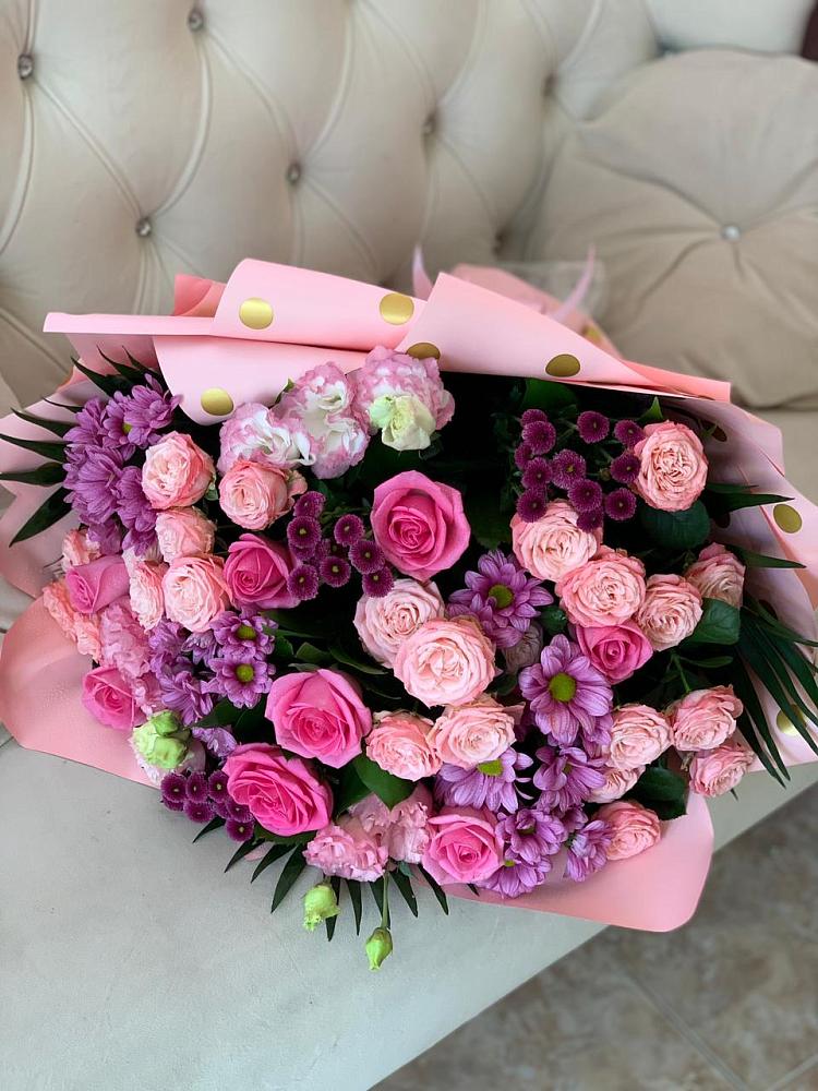 Букет цветов из: Хризантемы, Розы и Лизиантусы в Радуге