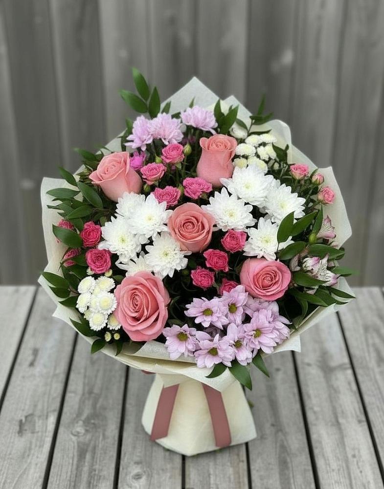 Букет цветов из: Альстромерии, Гвоздики, Розы и Хризантемы в Радуге