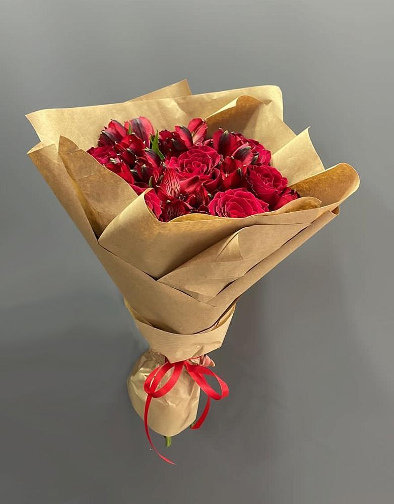 Букет цветов из: Альстромерии и Розы в Радуге