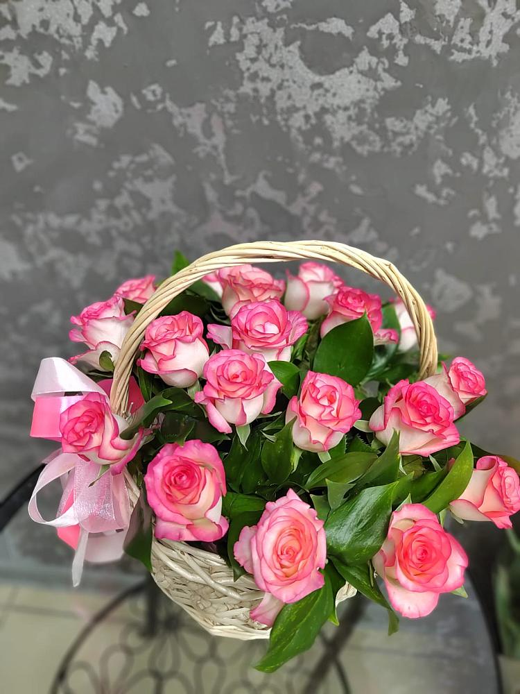 Цветочная композиция из Розы в корзине в Радуге