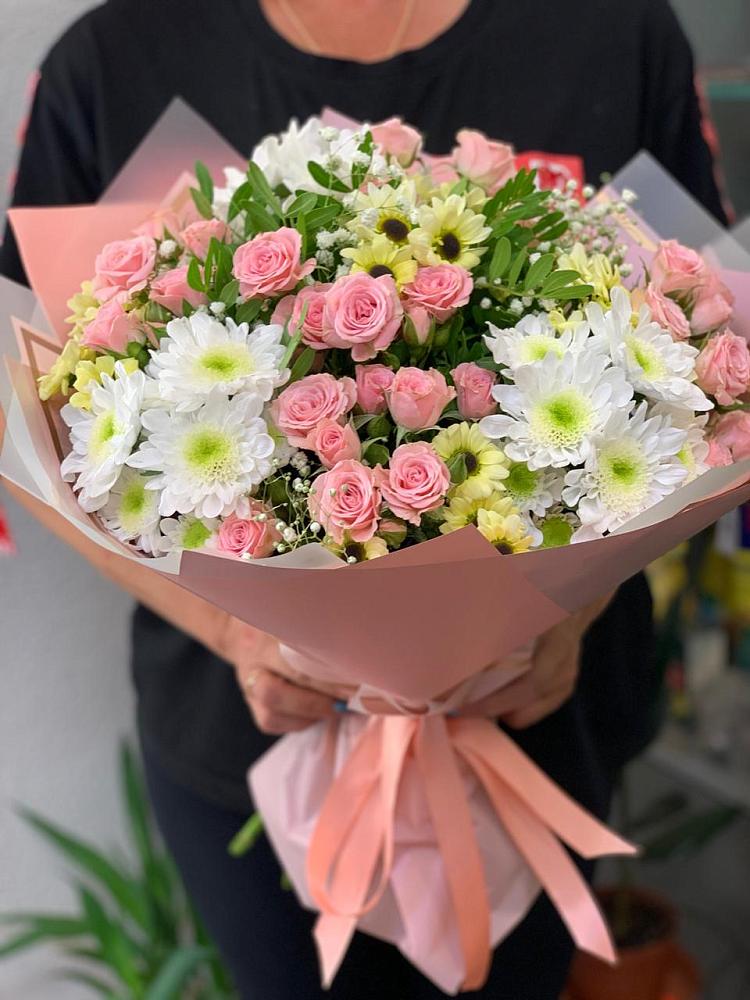 Букет цветов из: Розы и Хризантемы в Радуге