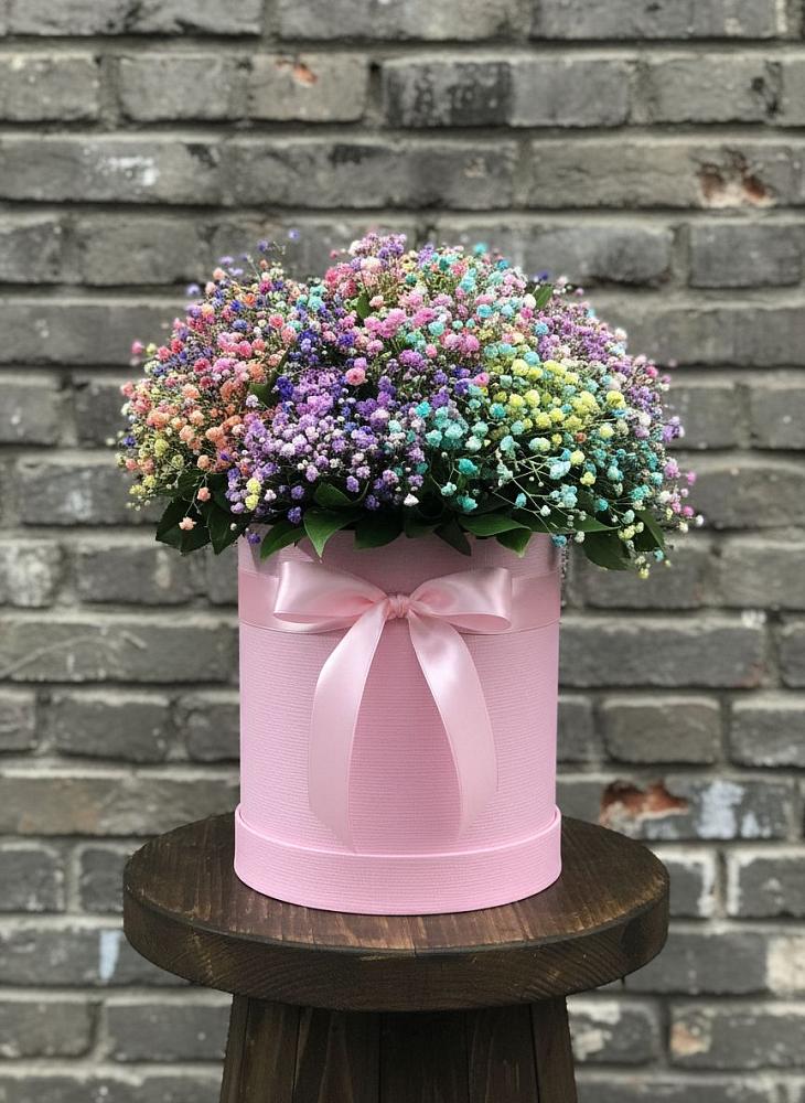 Цветочная композиция из Гипсофила и Розы в шляпной коробке в Радуге