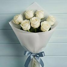 Букет 7 Белых роз Эдлесс Лав в Радуге