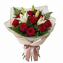 Букет цветов из:  Лилии и Розы в Радуге