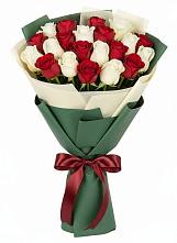 Букет Микс из красных и белых роз в Радуге