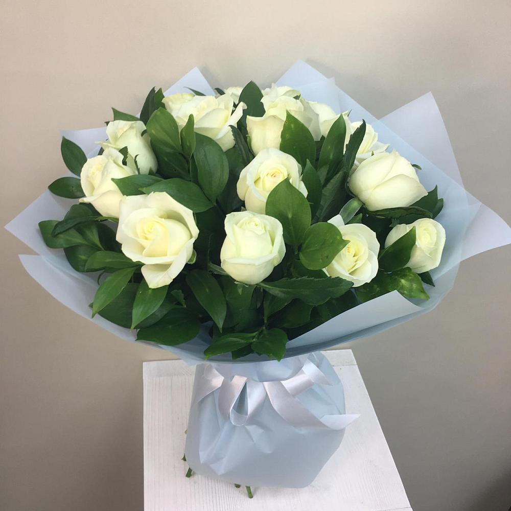 Букет 15 Белых роз Проуд в Радуге