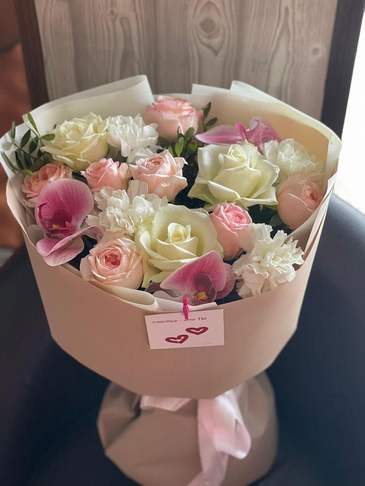 Букет цветов из: Орхидеи, Розы и Гвоздики в Радуге