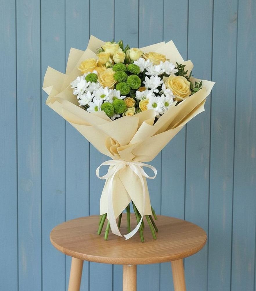 Букет цветов из: Хризантемы и Розы в Радуге