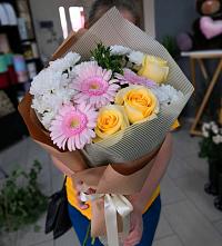 Букет цветов из:  Герберы, Розы и Хризантемы в Радуге