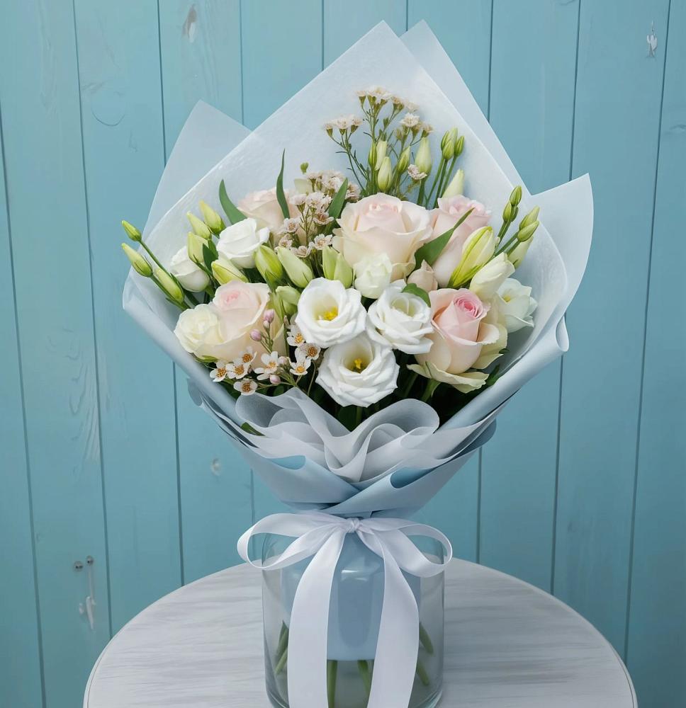 Букет цветов из: Розы и Лизиантусы в Радуге