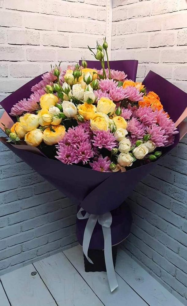 Букет цветов из: Хризантемы и Розы в Радуге