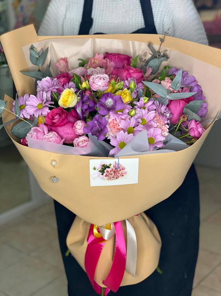 Букет цветов из: Хризантемы, Гвоздики и Альстромерии в Радуге