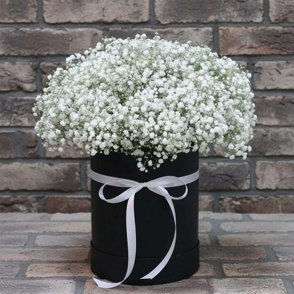 Цветочная композиция из Гипсофила в шляпной коробке в Радуге