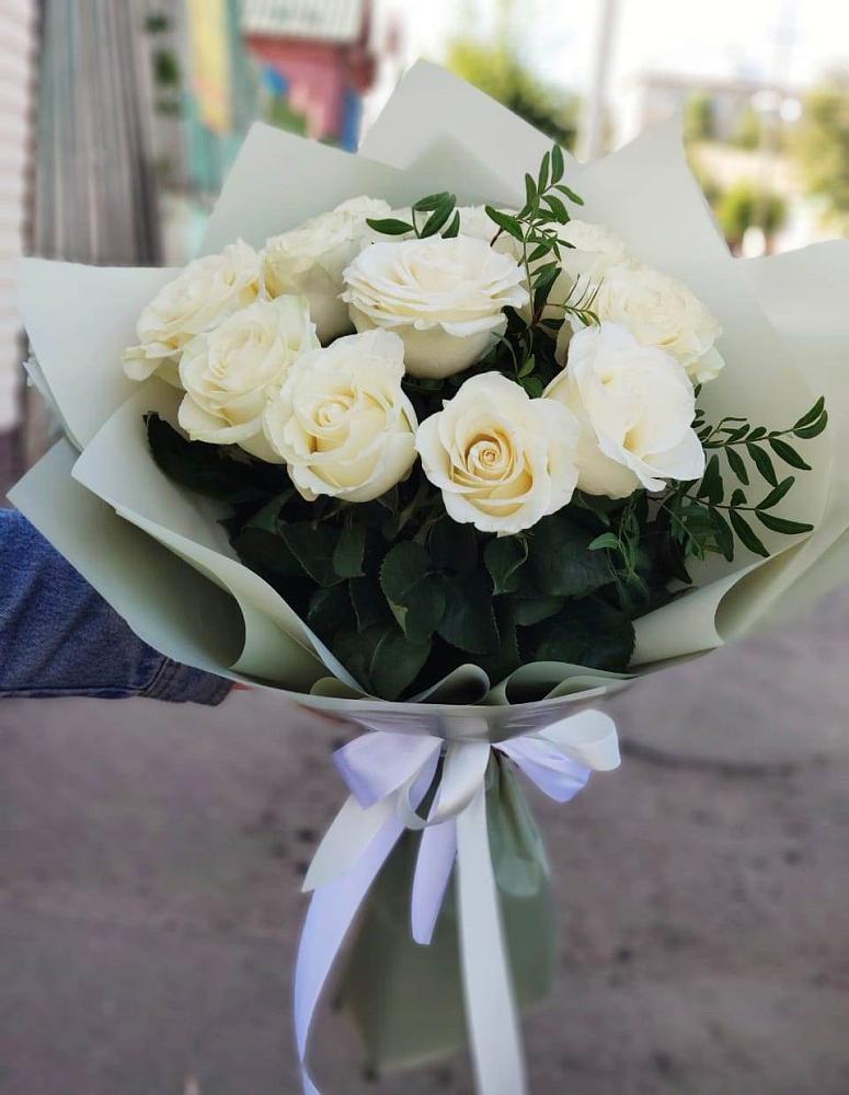 Букет Белые розы Проуд в Радуге