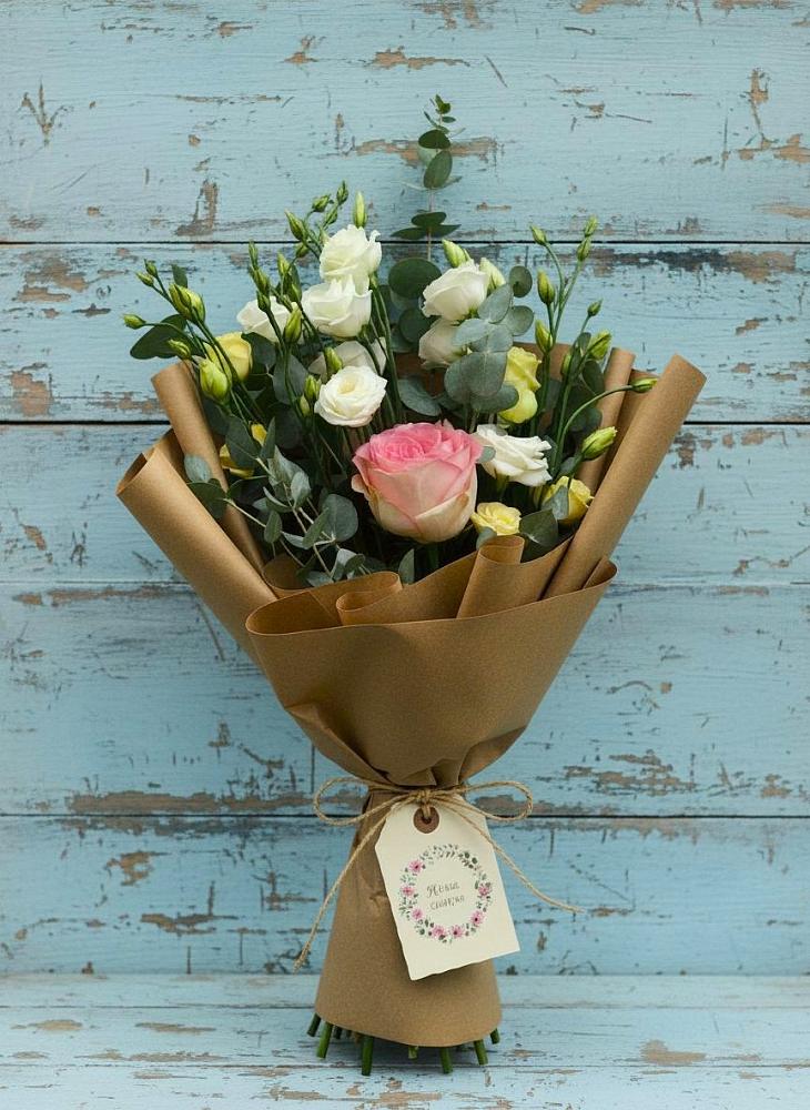 Букет цветов из: Розы и Лизиантусы в Радуге