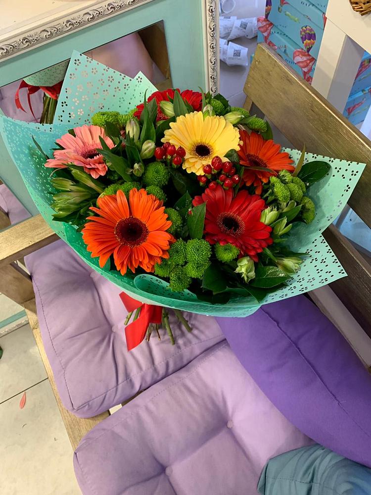 Букет цветов из: Герберы, Хризантемы и Альстромерии в Радуге