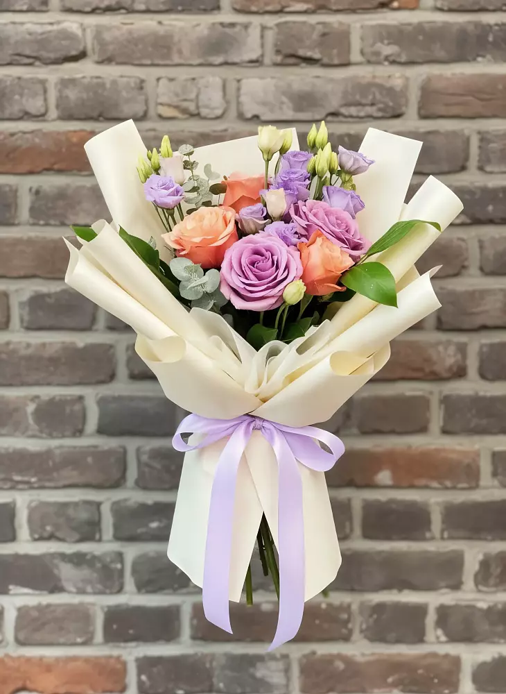 Букет цветов из: Лизиантусы и Розы в Радуге