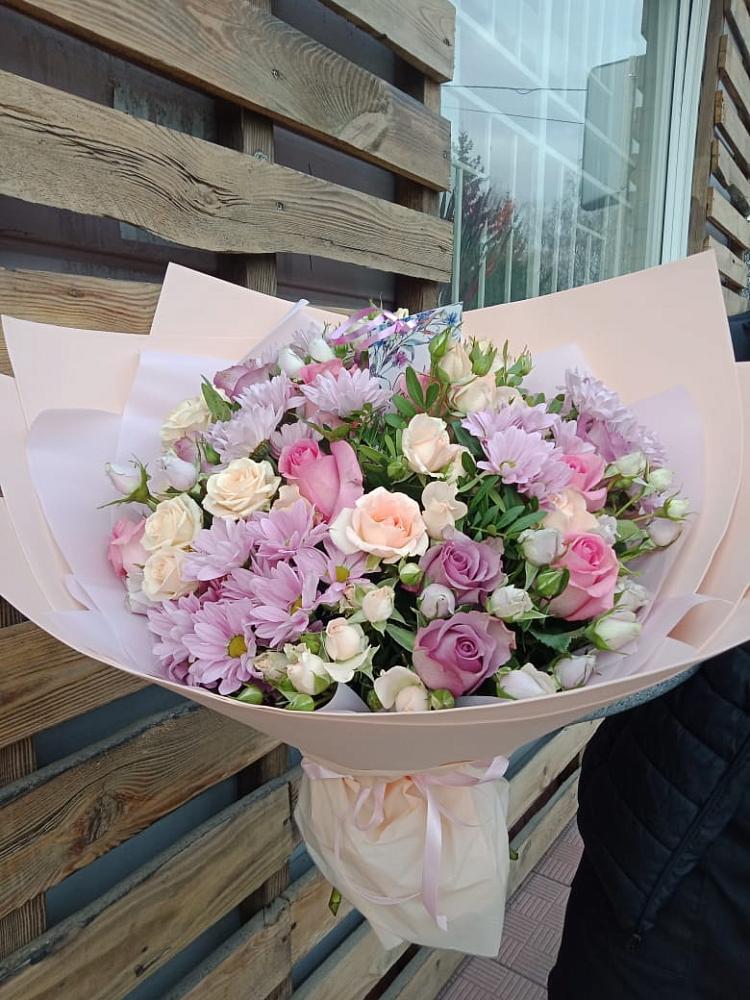 Букет цветов из: Розы и Хризантемы в Радуге