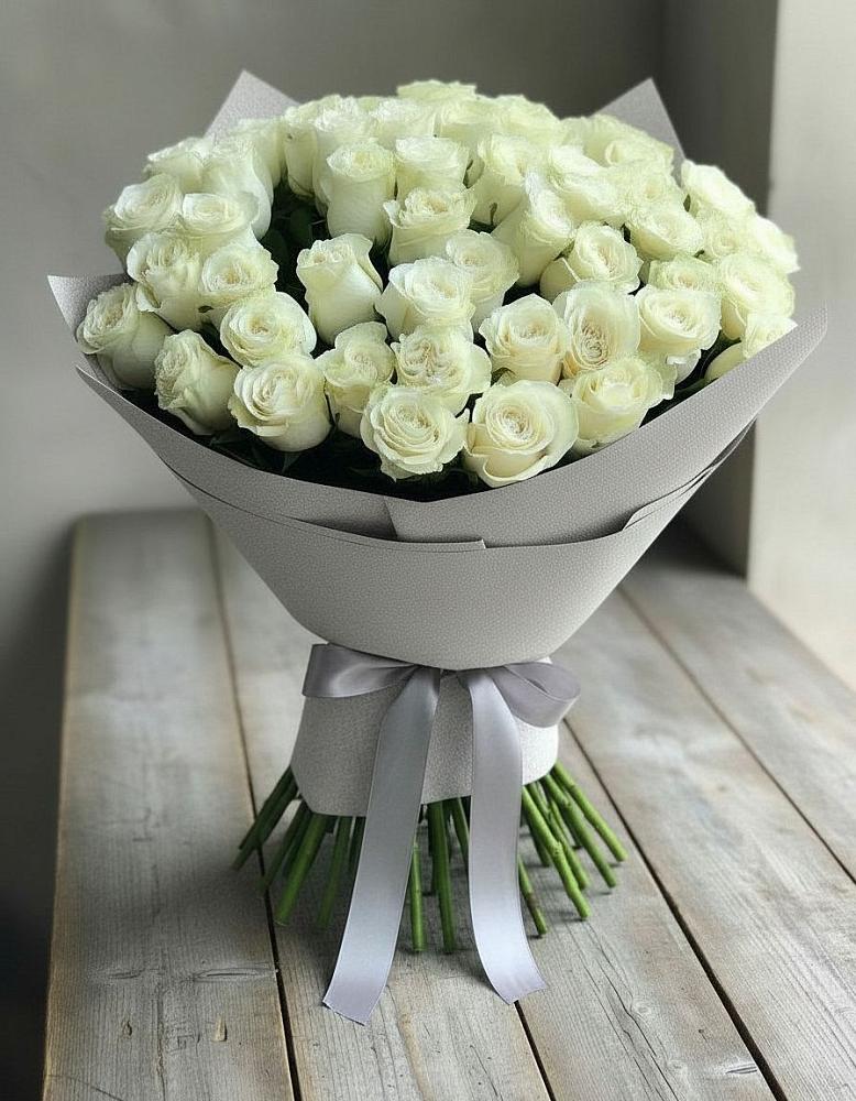 Букет 35 Белых роз в Радуге