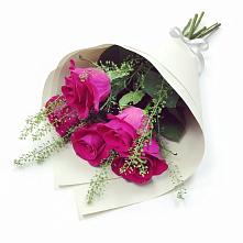 Букет цветов из:  Розы в Радуге