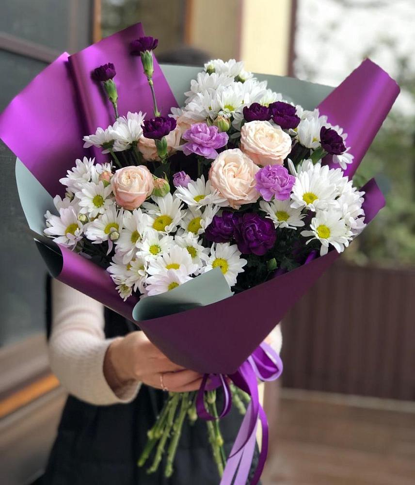 Букет цветов из: Хризантемы, Гвоздики и Розы в Радуге