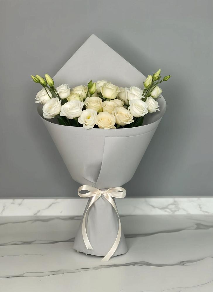 Букет цветов из: Розы и Лизиантусы в Радуге