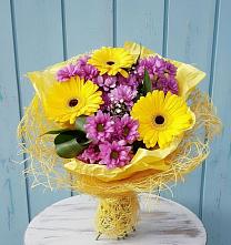 Букет цветов из:  Хризантемы и Герберы в Радуге