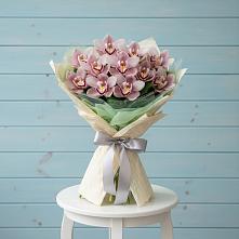 Букет цветов из:  Орхидеи и Розы в Радуге