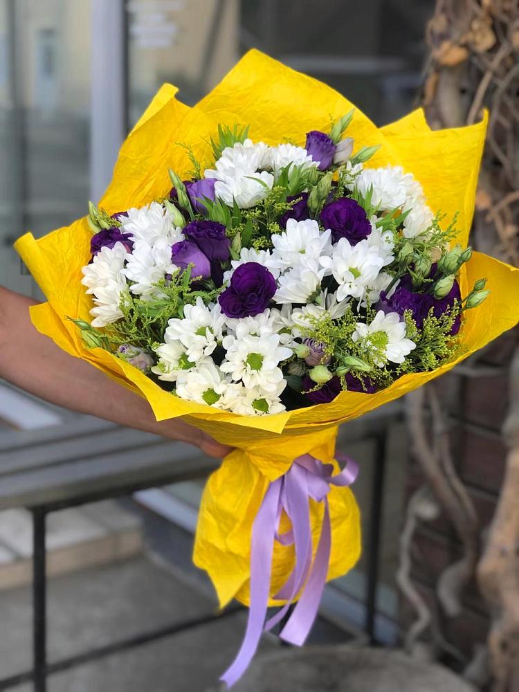 Букет цветов из: Ирисы, Хризантемы и Ромашки в Радуге