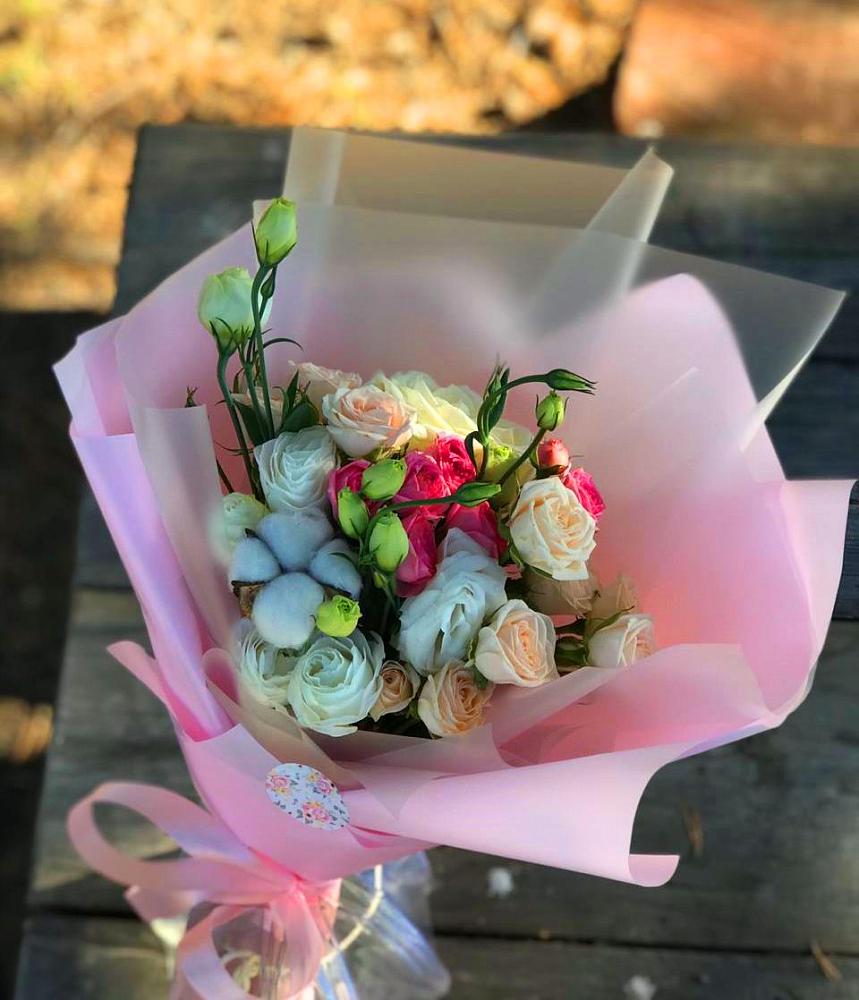 Букет цветов из: Розы и Лизиантусы в Радуге