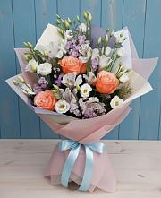 Букет цветов из:  Лизиантусы, Розы, Альстромерии и Гипсофила в Радуге