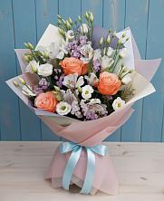 Букет цветов из:  Лизиантусы, Розы, Альстромерии и Гипсофила в Радуге