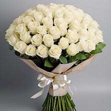 Букет 101 беля роза Белоснежка в Радуге