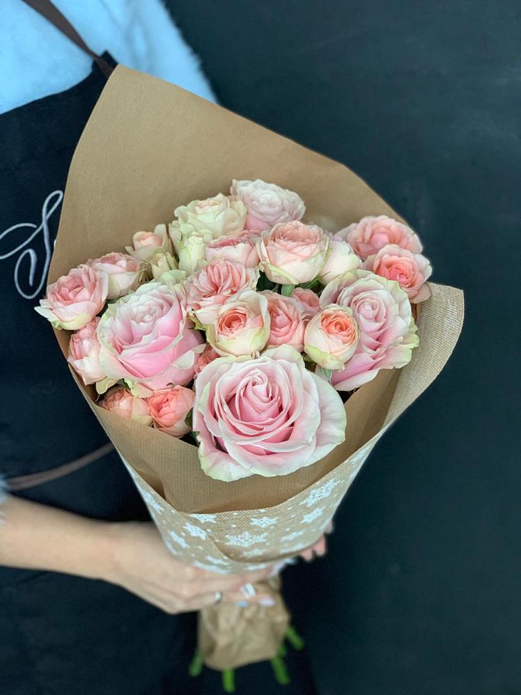 Букет цветов из: Хризантемы и Розы в Радуге