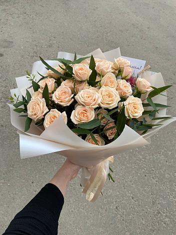 Букет Кремовые розы Латте в Радуге