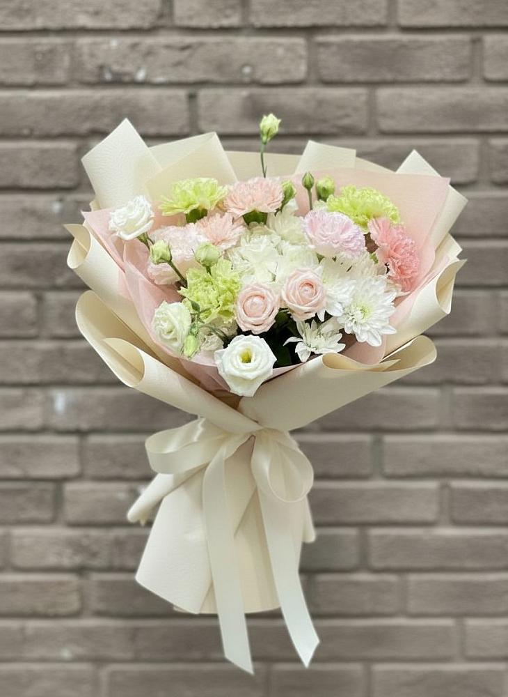 Букет цветов из: Гвоздики, Розы, Лизиантусы и Хризантемы в Радуге