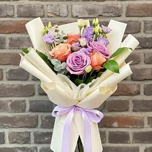 Букет цветов из:  Лизиантусы и Розы в Радуге