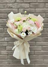 Букет цветов из:  Гвоздики, Розы, Лизиантусы и Хризантемы в Радуге