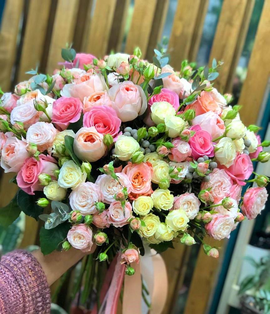 Букет цветов из: Розы в Радуге