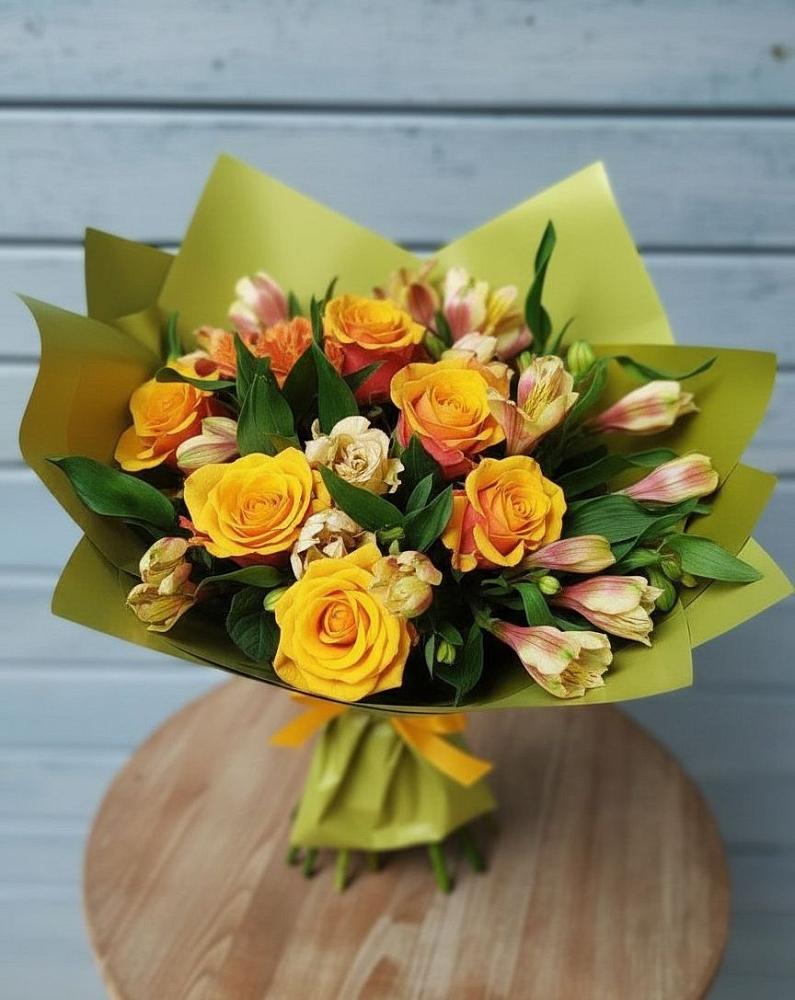 Букет цветов из: Альстромерии и Розы в Радуге