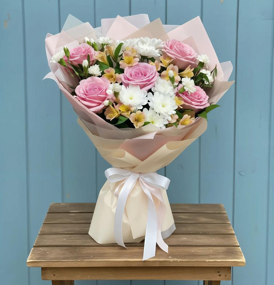 Букет цветов из: Гвоздики, Орхидеи и Розы в Радуге