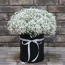 Цветочная композиция из Гипсофила в шляпной коробке в Радуге