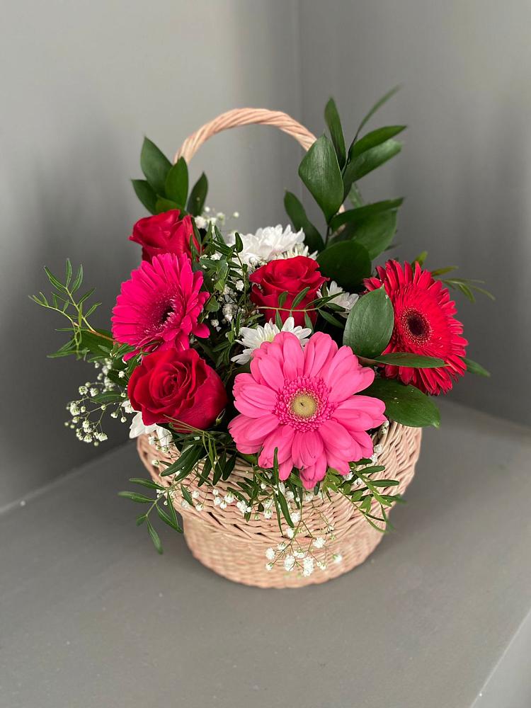 Цветочная композиция из Розы, Хризантемы и Герберы в корзине в Радуге