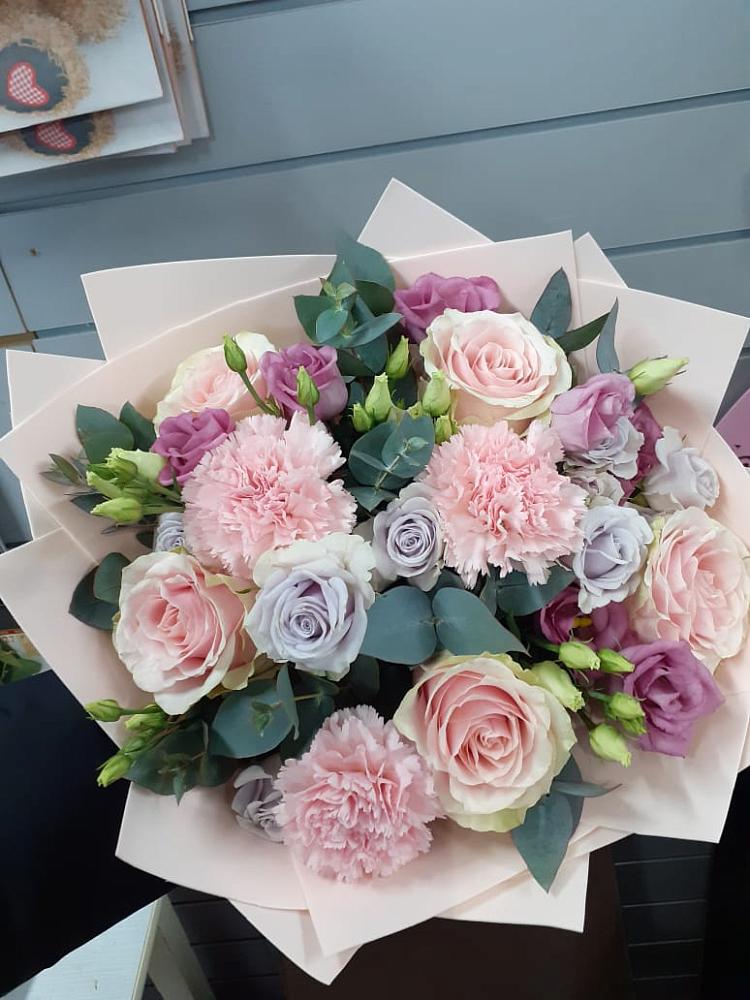 Букет цветов из: Розы, Гвоздики и Лизиантусы в Радуге