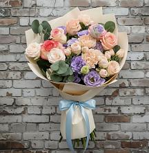 Букет цветов из:  Розы, Лизиантусы и Гвоздики в Радуге