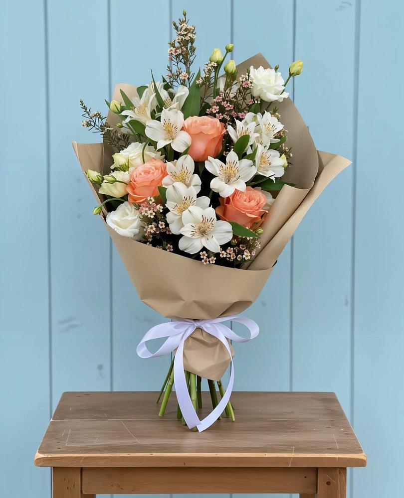 Букет цветов из: Альстромерии, Лизиантусы, Розы и Хризантемы в Радуге